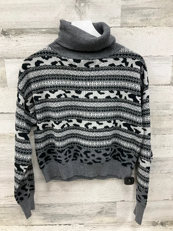 Sweater By John + Jenn In Grey, Size: M